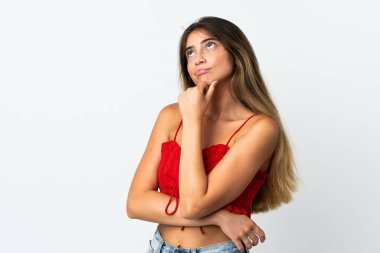 Beyaz arka planda izole edilmiş genç beyaz kadın şüpheleri var.