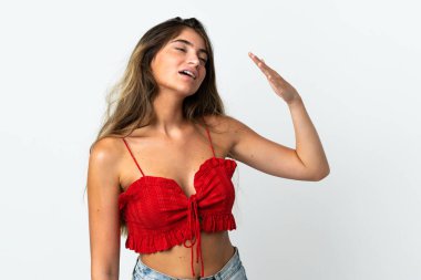 Beyaz arka planda izole edilmiş, yorgun ve hasta bir yüzü olan beyaz bir kadın.