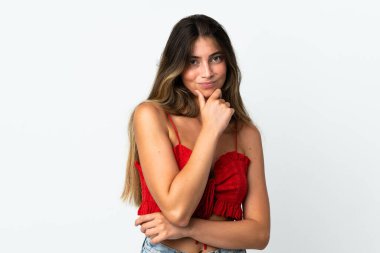 Beyaz arka planda izole edilmiş genç beyaz kadın şüpheleri var.