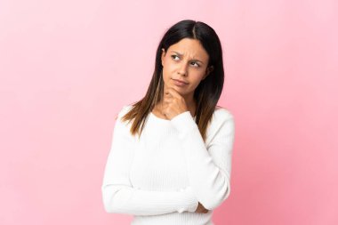 Pembe arka planda izole edilmiş beyaz kız kuşkuları var.