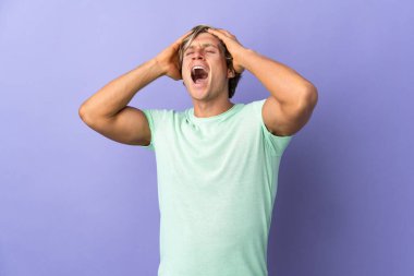 Münzevi mor arka planda yaşayan İngiliz adam bunalmış durumda.