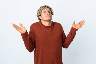 Soyutlanmış beyaz arka planda İngiliz bir adam şüpheli hareketler yapıyor