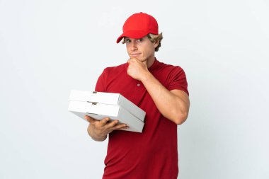 Pizza dağıtan adam izole edilmiş beyaz arka plan düşünüyor.