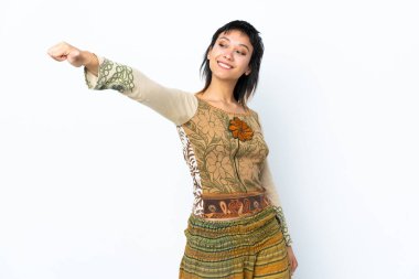 Genç Uruguaylı kız izole edilmiş beyaz bir arka planda baş parmak hareketi yapıyor.