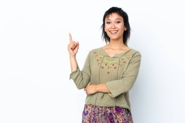 Genç Uruguaylı kız soyutlanmış beyaz arka planda mutlu ve yukarıya bakıyor.