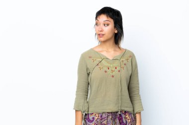 Genç Uruguaylı kız izole edilmiş beyaz arka planda şüpheli hareketler yapıyor.