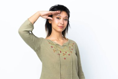 Genç Uruguaylı kız izole edilmiş beyaz arka planda mutlu bir ifadeyle selamlıyor.