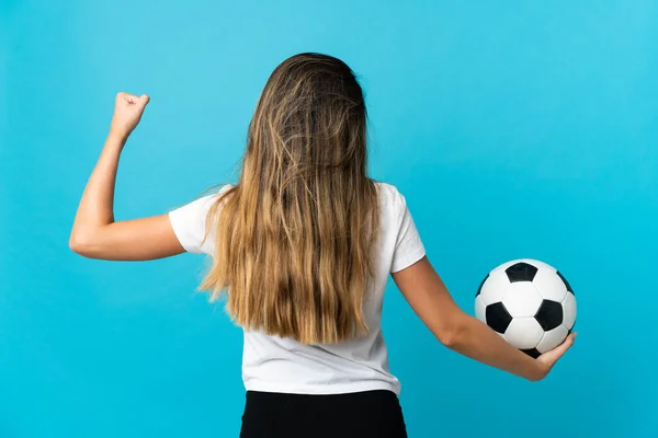 Młoda Kaukaska Kobieta Izolowane Niebieskim Tle Piłką Nożną — Zdjęcie stockowe