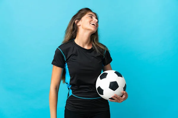 若いサッカー選手の女性隔離された青の背景笑い — ストック写真
