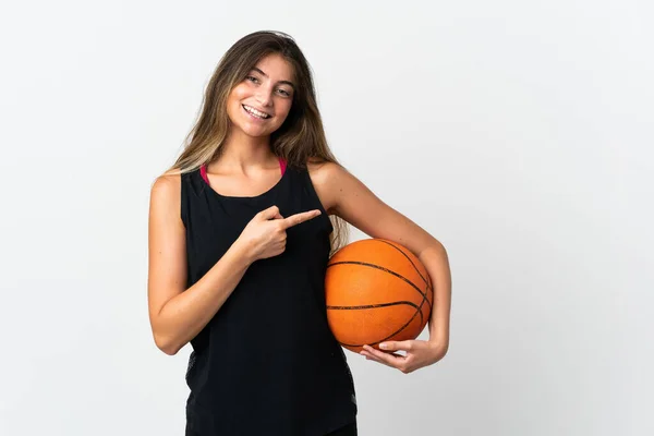 Молодая Белая Женщина Белом Фоне Играющая Баскетбол Указывающая Боковую — стоковое фото