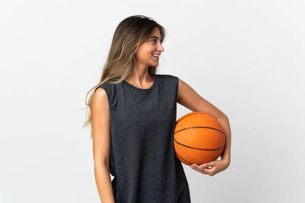 Молодая Женщина Играющая Баскетбол Белом Фоне — стоковое фото
