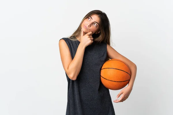 在白人背景下打篮球的年轻女子有疑问 — 图库照片