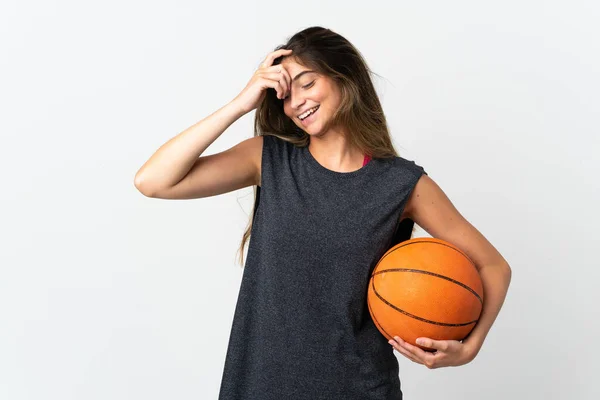若いです女性プレーバスケットボール白地笑いに孤立 — ストック写真