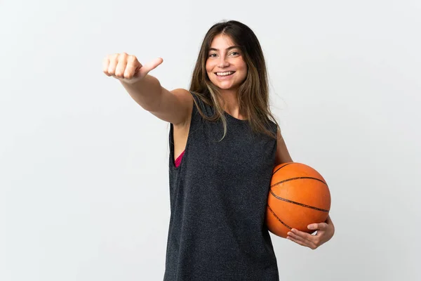年轻女子打篮球时 背靠白人背景 无拘无束地举起大拇指 — 图库照片