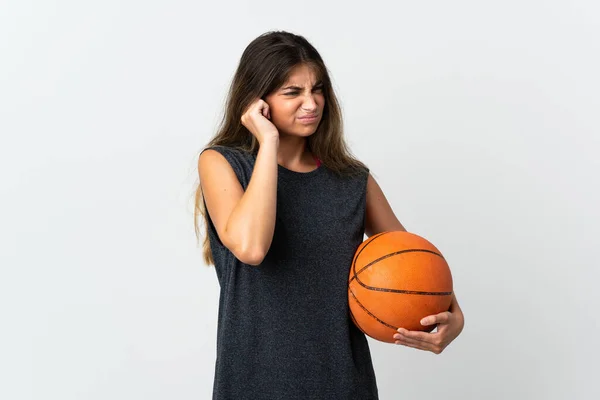 若いです女性プレーバスケットボール孤立した上に白の背景不満とカバー耳 — ストック写真