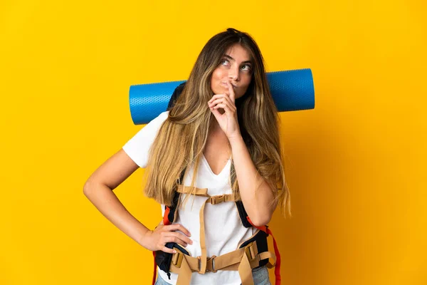 Jovem Montanhista Mulher Com Uma Grande Mochila Isolada Fundo Amarelo — Fotografia de Stock