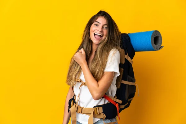 Joven Montañista Con Una Gran Mochila Aislada Sobre Fondo Amarillo — Foto de Stock