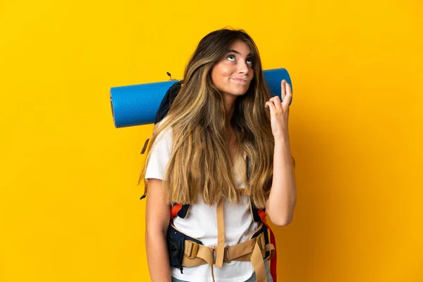 Jovem Montanhista Mulher Com Uma Grande Mochila Isolada Fundo Amarelo — Fotografia de Stock