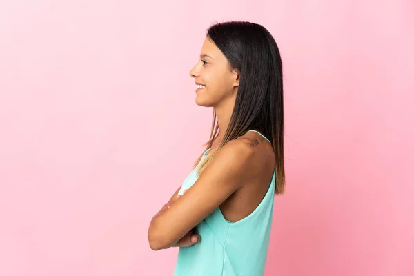 Kaukasische Mädchen Isoliert Auf Rosa Hintergrund Seitlicher Position — Stockfoto