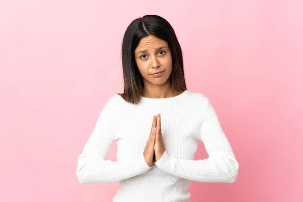 Vit Flicka Isolerad Rosa Bakgrund Håller Handflatan Samman Personen Frågar — Stockfoto