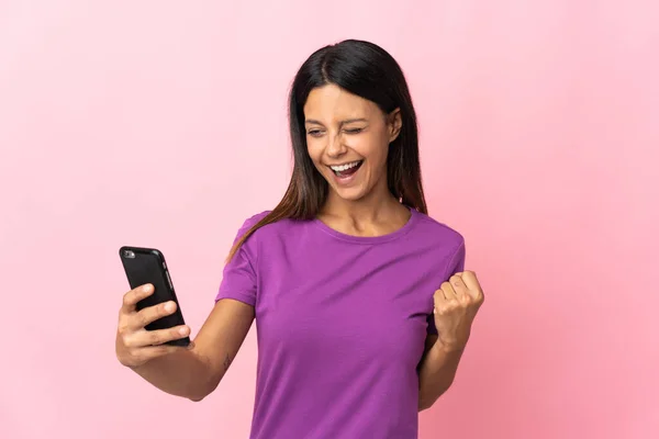 Blank Meisje Geïsoleerd Roze Achtergrond Met Behulp Van Mobiele Telefoon — Stockfoto