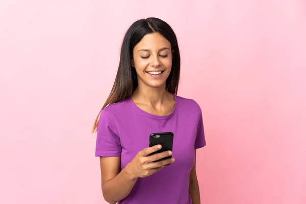 Blank Meisje Geïsoleerd Roze Achtergrond Het Verzenden Van Een Bericht — Stockfoto