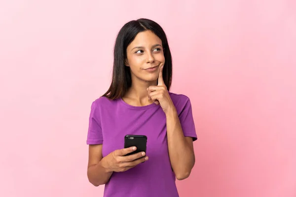 Blank Meisje Geïsoleerd Roze Achtergrond Met Behulp Van Mobiele Telefoon — Stockfoto