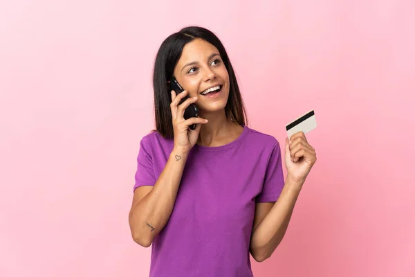 Blank Meisje Geïsoleerd Roze Achtergrond Houden Van Een Gesprek Met — Stockfoto