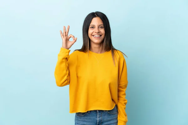 Fille Caucasienne Isolé Sur Fond Bleu Montrant Signe Avec Les — Photo