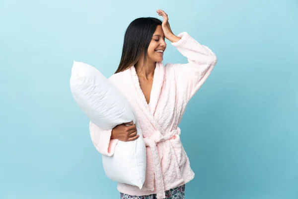 Mujer Joven Pijama Sobre Fondo Aislado Pijama Con Intención Solución —  Fotos de Stock
