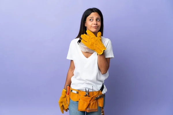 Junge Elektrikerin Isoliert Auf Lila Hintergrund Hat Zweifel — Stockfoto