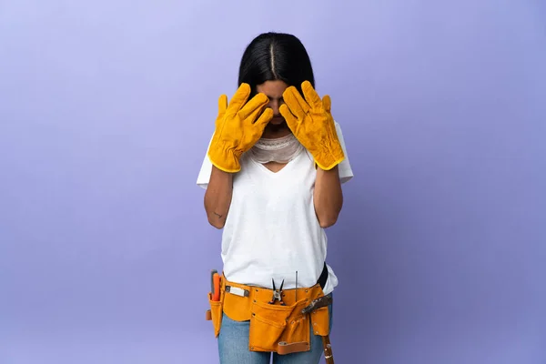 Giovane Elettricista Donna Isolata Sfondo Viola Con Espressione Stanca Malata — Foto Stock