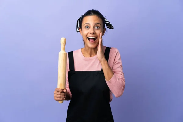 Jonge Vrouw Chef Kok Uniform Met Verrassing Geschokt Gezicht Uitdrukking — Stockfoto