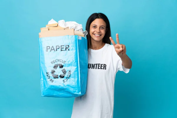 Молода Жінка Тримає Мішок Переробки Повний Паперу Посміхається Показує Знак — стокове фото