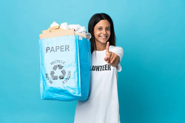 Молода Жінка Тримає Мішок Переробки Повний Паперу Показує Піднімає Палець — стокове фото