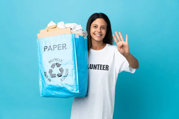 Молода Жінка Тримає Мішок Переробки Повний Паперу Щасливий Рахує Чотири — стокове фото