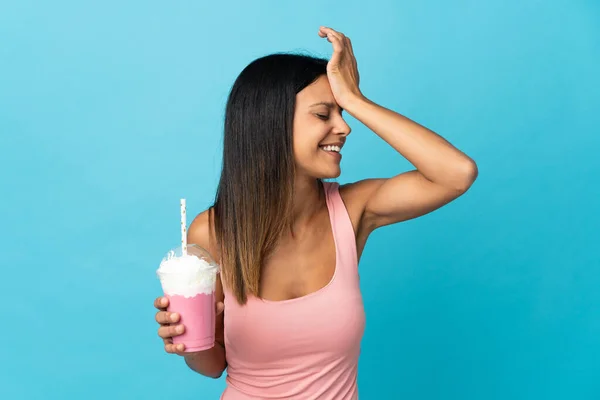 Mujer Joven Con Batido Fresa Dado Cuenta Algo Intención Solución —  Fotos de Stock