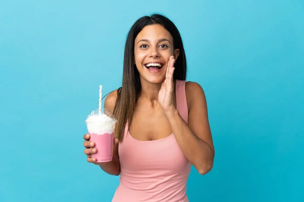 Mujer Joven Con Batido Fresa Con Sorpresa Expresión Facial Impactada —  Fotos de Stock