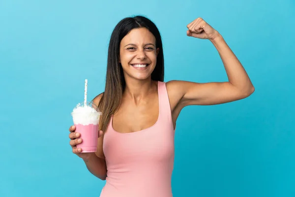 Mujer Joven Con Batido Fresa Haciendo Gesto Fuerte —  Fotos de Stock