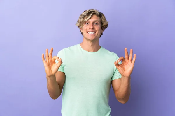Английский Человек Изолированном Фиолетовом Фоне Показывает Знак Двумя Руками — стоковое фото