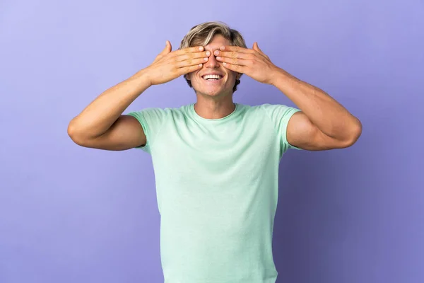 English Man Isolated Purple Background Covering Eyes Hands Smiling — Stock fotografie