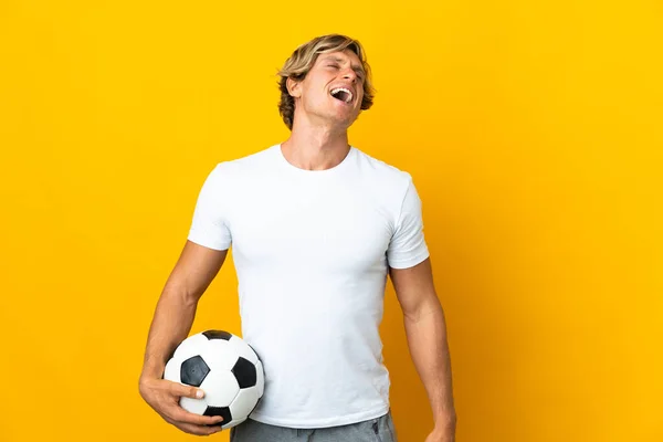 Άγγλος Ποδοσφαιριστής Πάνω Από Απομονωμένο Κίτρινο Φόντο Γέλιο — Φωτογραφία Αρχείου