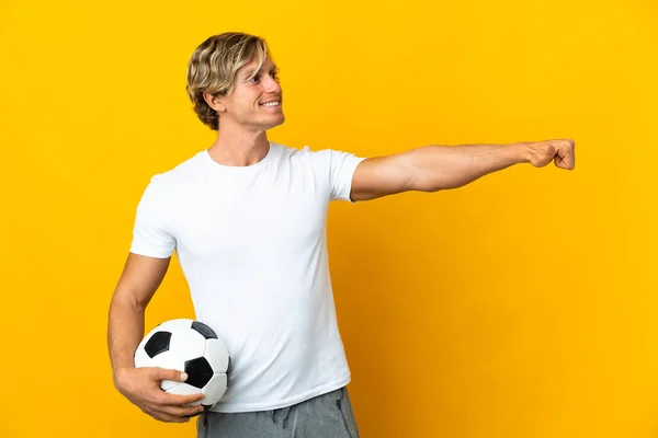 Άγγλος Ποδοσφαιριστής Πάνω Από Απομονωμένο Κίτρινο Φόντο Δίνοντας Αντίχειρες Μέχρι — Φωτογραφία Αρχείου