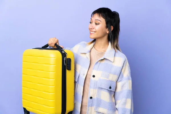 Mujer Uruguaya Joven Sobre Fondo Púrpura Aislado Vacaciones Con Maleta — Foto de Stock