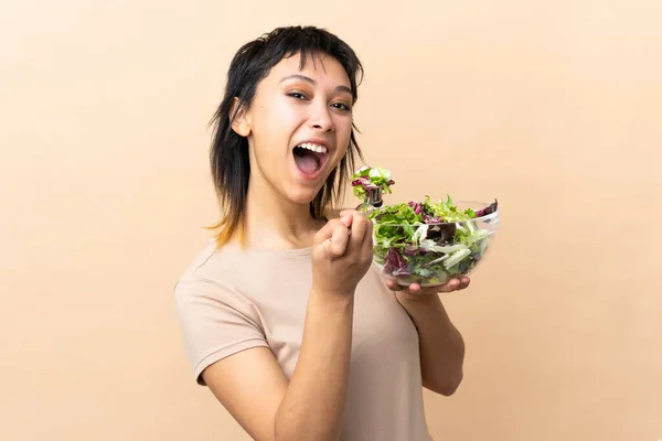 Mujer Joven Uruguaya Con Ensalada Sobre Pared Aislada — Foto de Stock