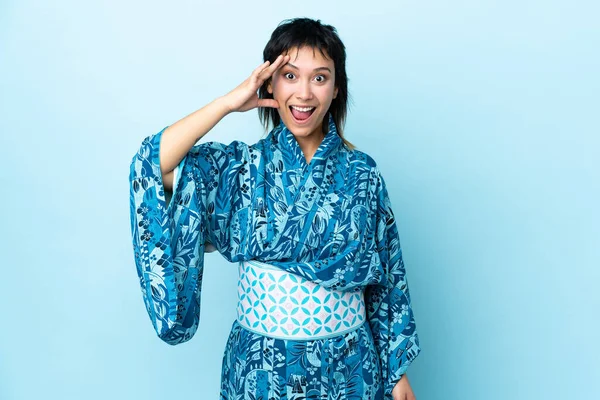 Mujer Joven Usando Kimono Sobre Fondo Azul Aislado Dado Cuenta —  Fotos de Stock