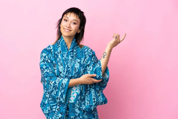 Mujer Joven Usando Kimono Sobre Fondo Azul Aislado Extendiendo Las —  Fotos de Stock