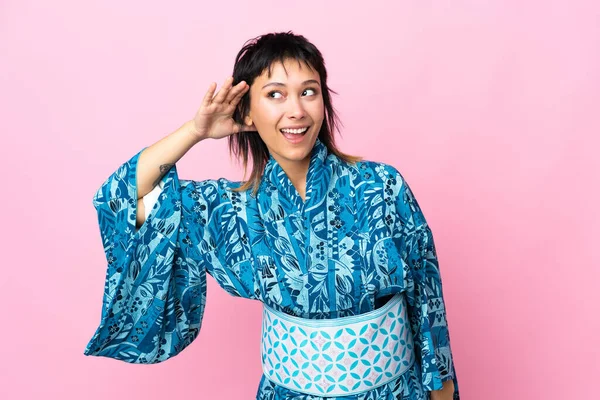Mujer Joven Usando Kimono Sobre Fondo Azul Aislado Escuchando Algo —  Fotos de Stock