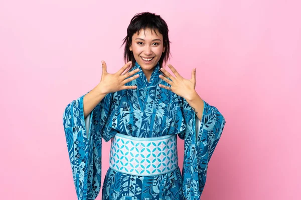 Mujer Joven Usando Kimono Sobre Fondo Azul Aislado Contando Diez —  Fotos de Stock