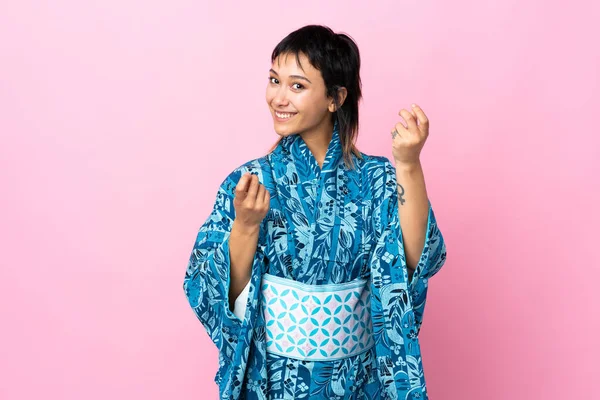Młoda Kobieta Ubrana Kimono Odizolowanym Niebieskim Tle Robi Gest Pieniędzy — Zdjęcie stockowe